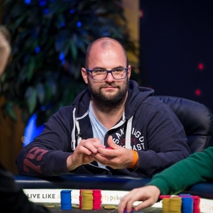 King's Resort Rozvadov: Chipleaderem 1B WSOPE Openeru je Josef Šnejberg