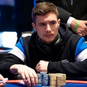 Páteční grind Romana Hrabce na EPT Kypr: $10k High Roller a chiplead v Mystery Bounty