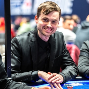 EPT Prague 2024 den 3: Z pátečních fligtů rekordního ME Eureky jde dál česká desítka, vedená Martinem Kabrhelem!