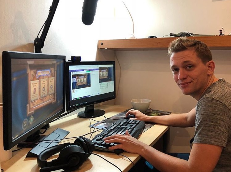 Jde mu Hearthstone i poker: Elitní progamer Stanislav Cifka ovládl Sunday Kickoff