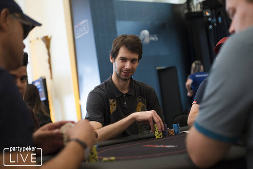 Další zastávka: Maroko. Lukáš Souček ve druhém dni WSOPC Main Eventu