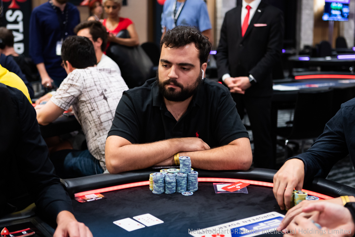 Semifinále EPT Barcelona vede Rui Sousa, pražský runner-up druhý