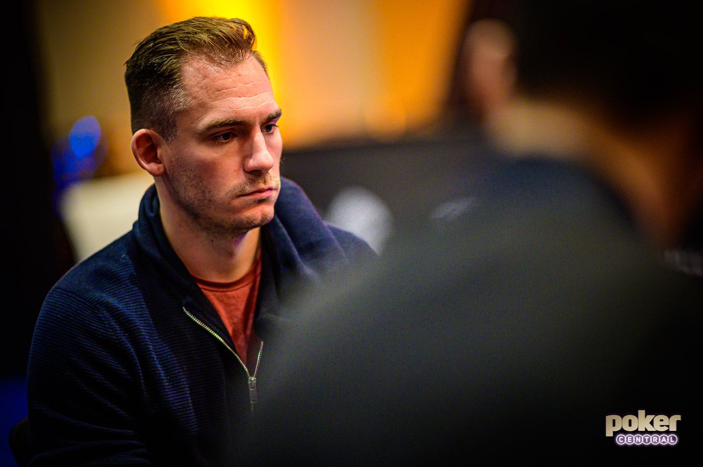 Vítej zpět. Justin Bonomo se usadil v čele Super High Roller Bowl Bahamas