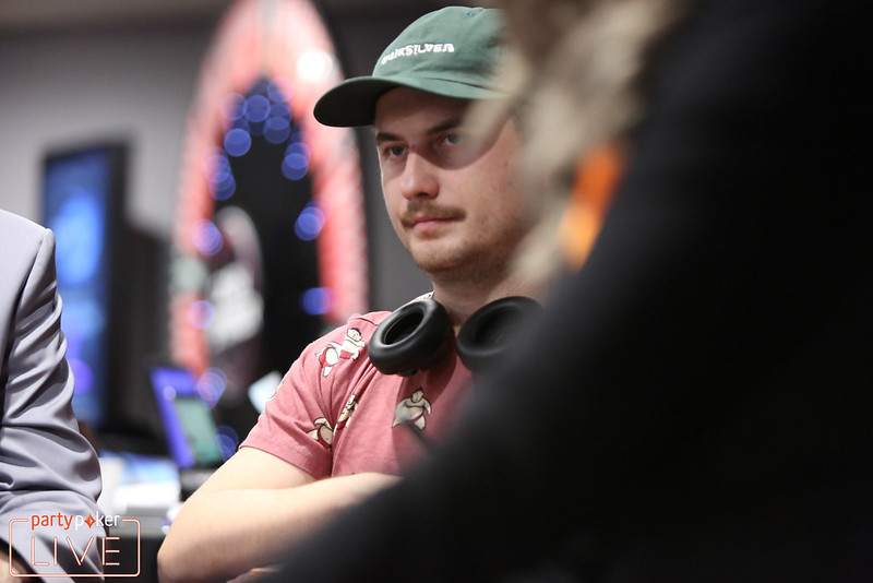 Pět KO regům za dvě hodiny, Michal Sklenička mezi lídry finále $10k Finale