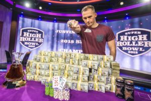 Zas o krok napřed. Justin Bonomo již potřetí vítězí v Super High Roller Bowlu