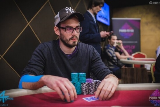 Novým lídrem Poker Fever Main Eventu Jan Lamper, den 1b se vydařil i Svačinovi