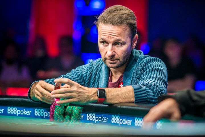 Negreanu v noci schytával jednu ránu za druhou, $13tisícová výhra je malý zázrak